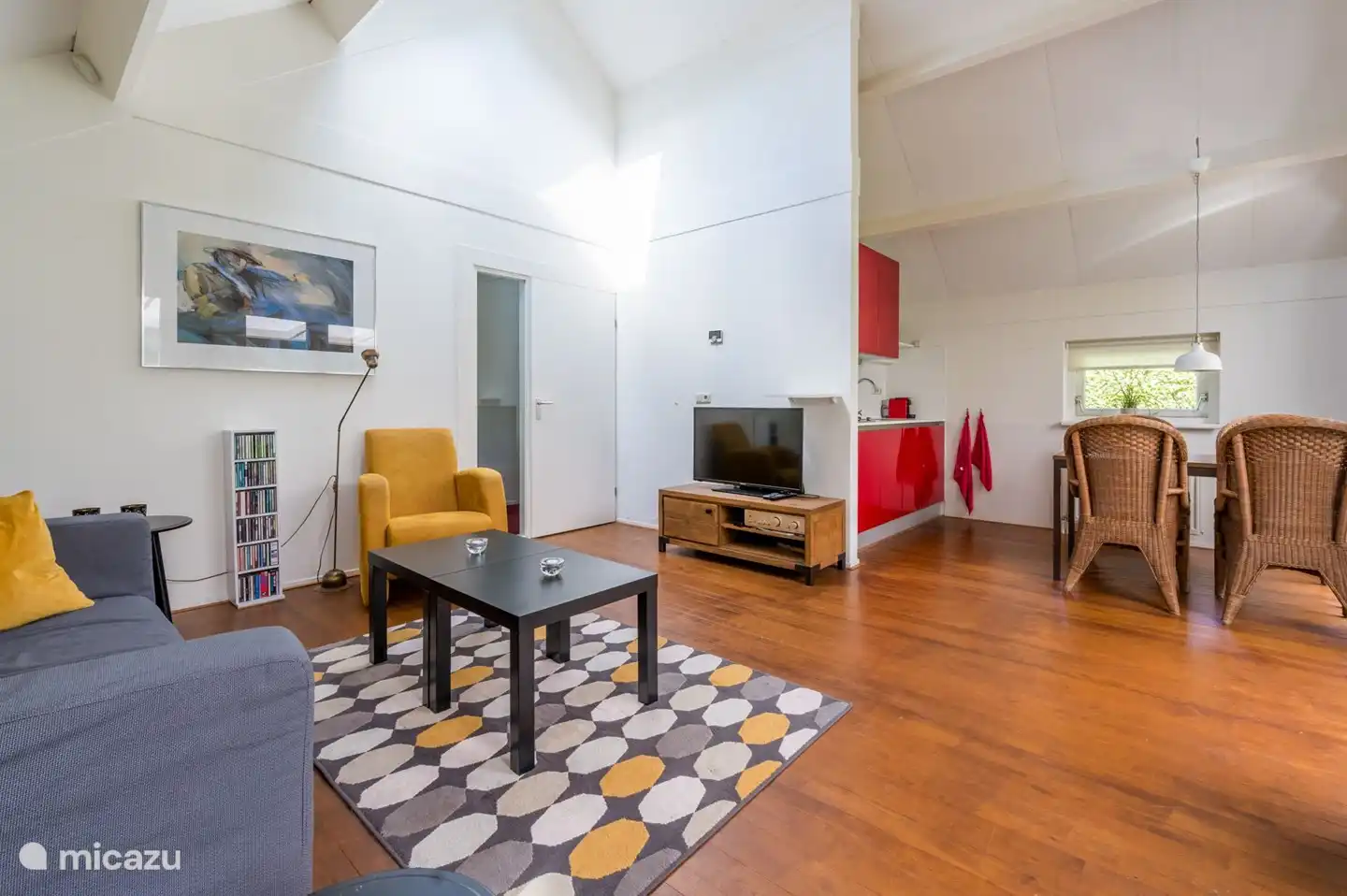 Küche mit Gasherd, Geschirrspüler, Kühlschrank und Nespresso-Kaffeemaschine