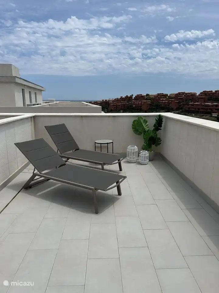 Dachterrasse mit 2 Sonnenliegen