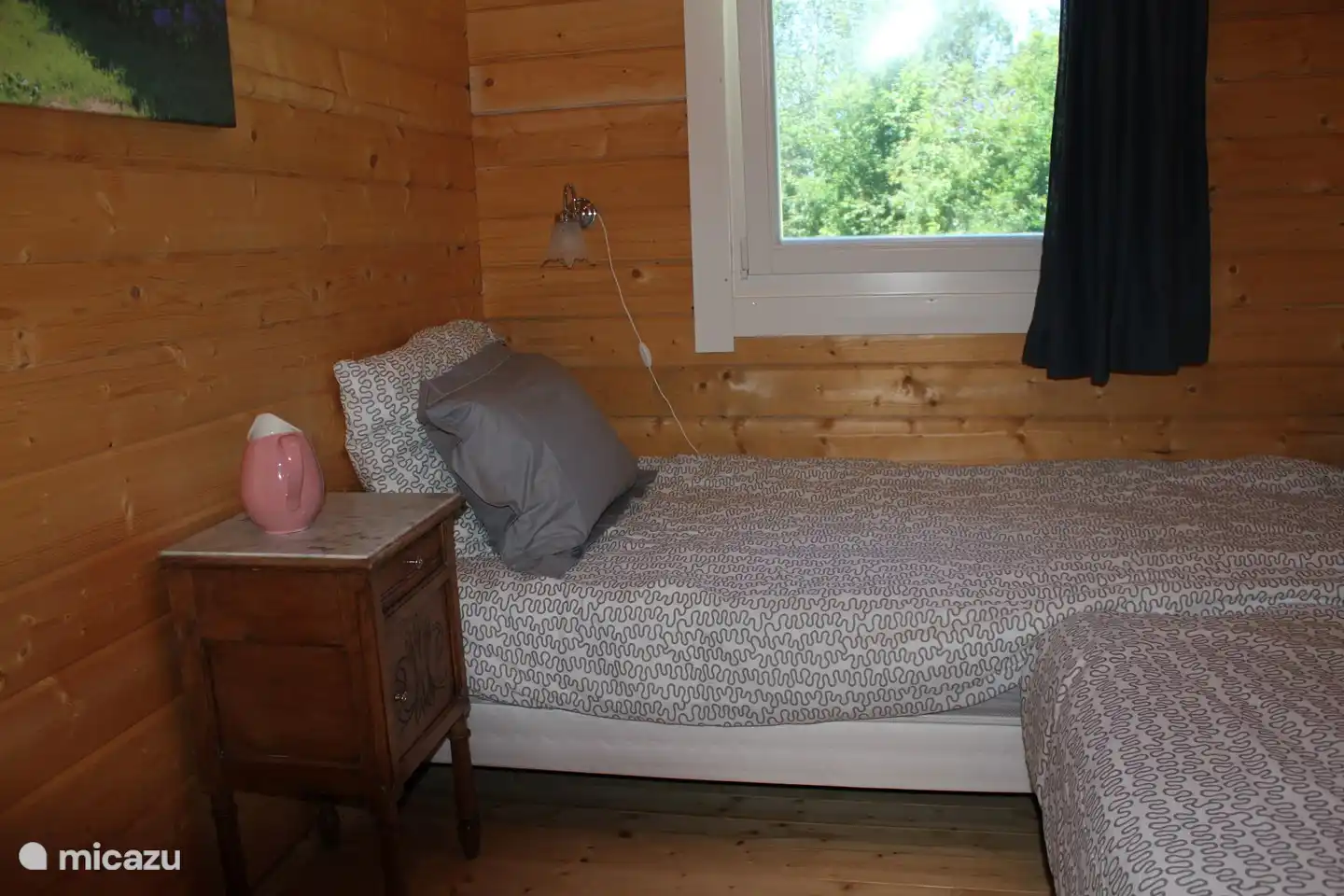 slaapkamer met 2 1 persoons bedden