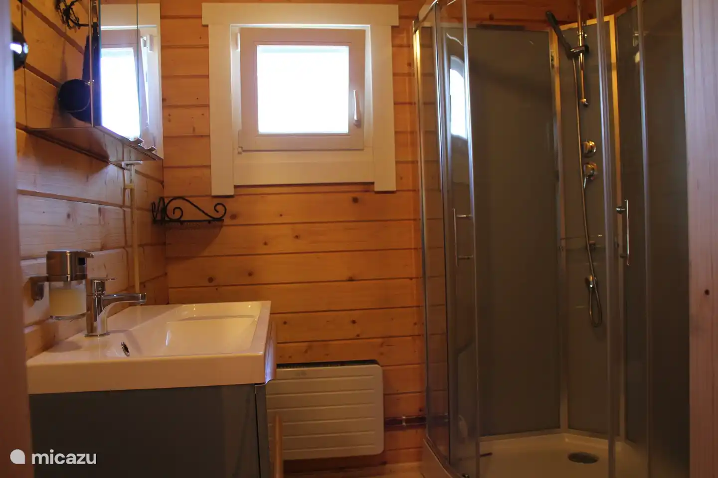 Badkamer met douchecabine, wastafel en w.c.