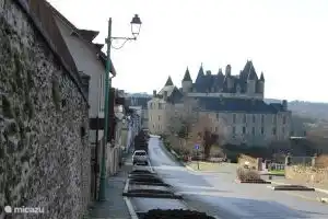 Vanuit dorp zicht op kasteel