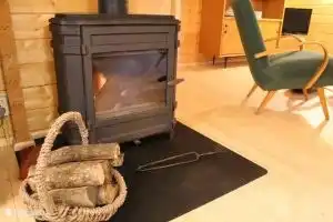 Houtkachel, hout is tegen betaling beschikbaar