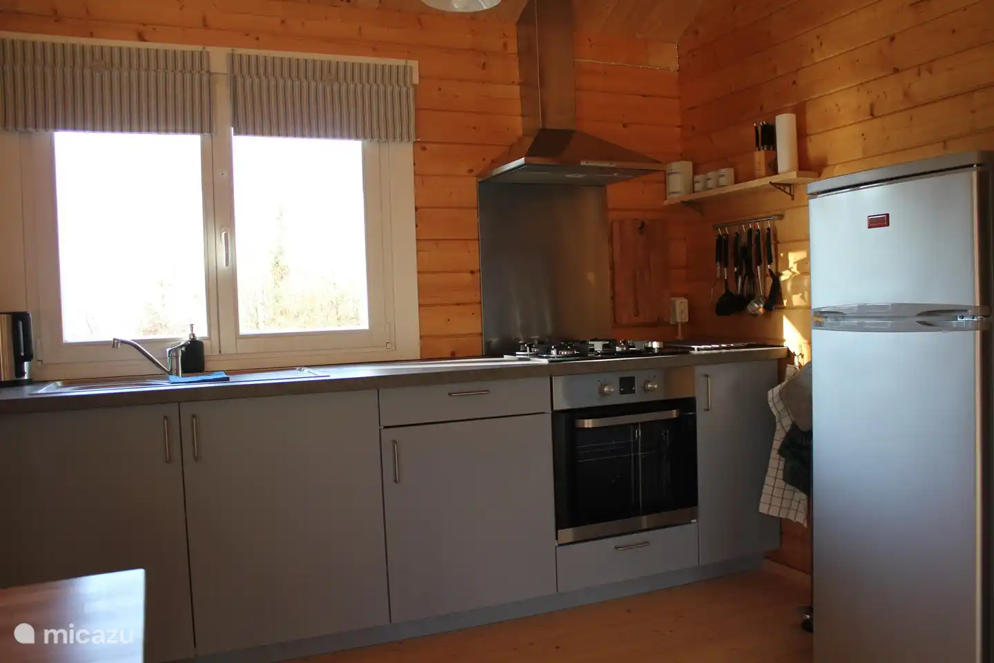 Keuken met fornuis, 4 gaspitten en elektrische/hete lucht oven