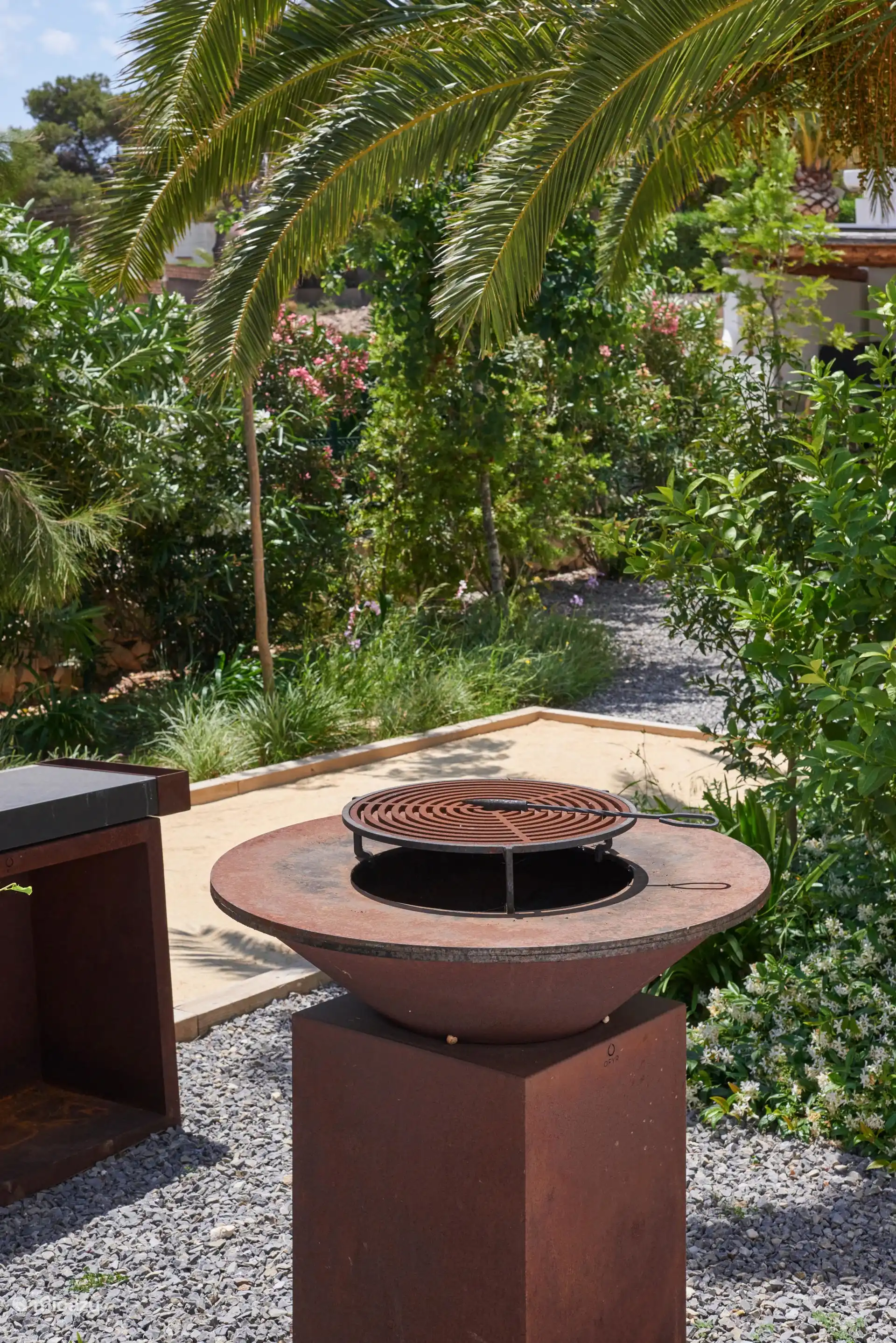 For the BBQ specialists there is an Ofyr where you can BBQ with wood.