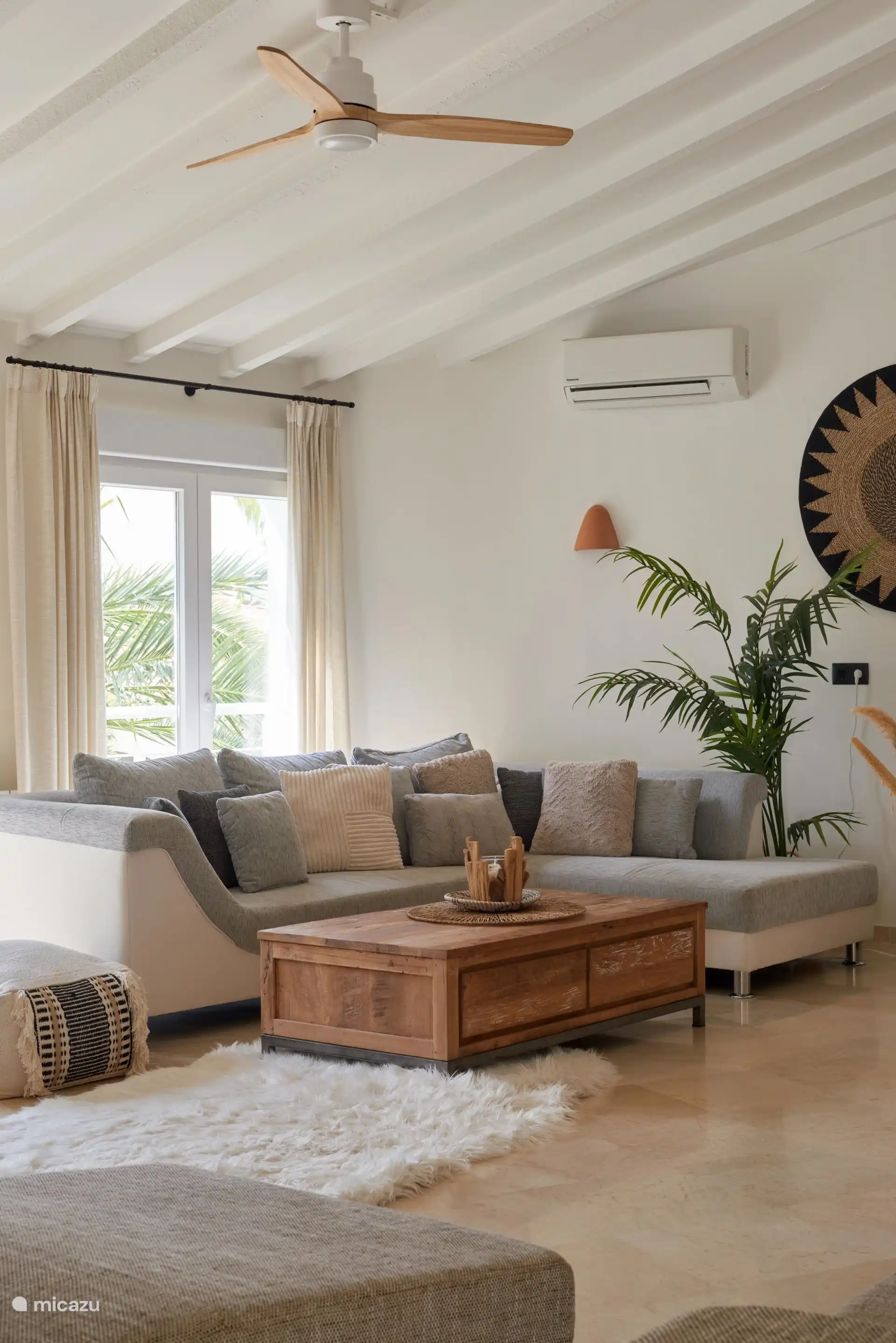 Helles Wohnzimmer mit vielen Fenstern