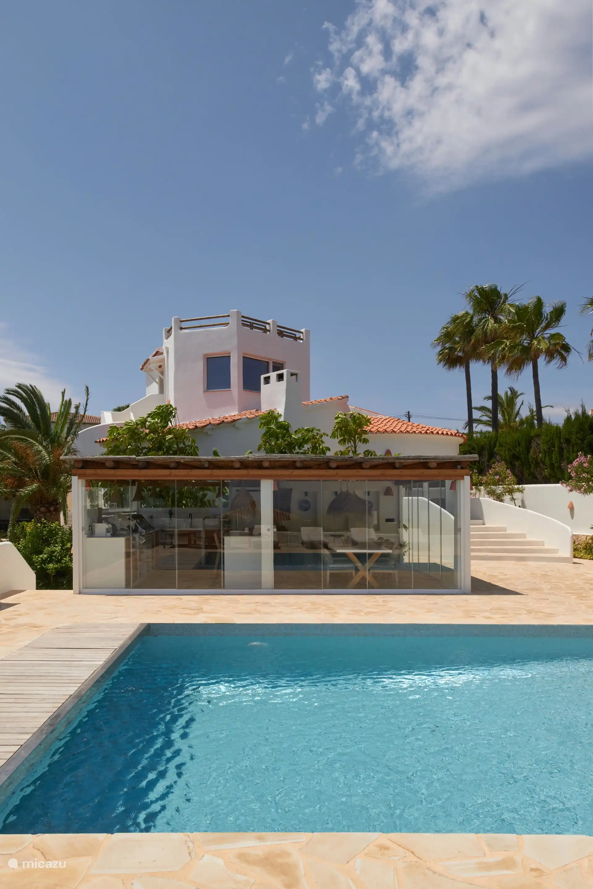Swimming pool where the outdoor kitchen is located.