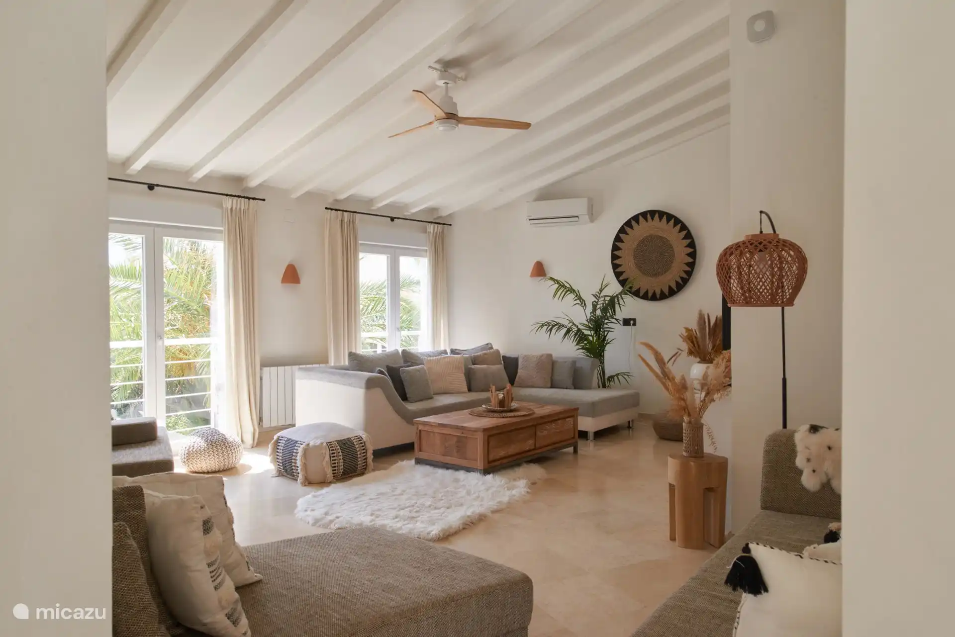 Großes Wohnzimmer mit Kamin, Fernseher, Sonos-Box, Klimaanlage, Zentralheizung und viel Sitzgelegenheit