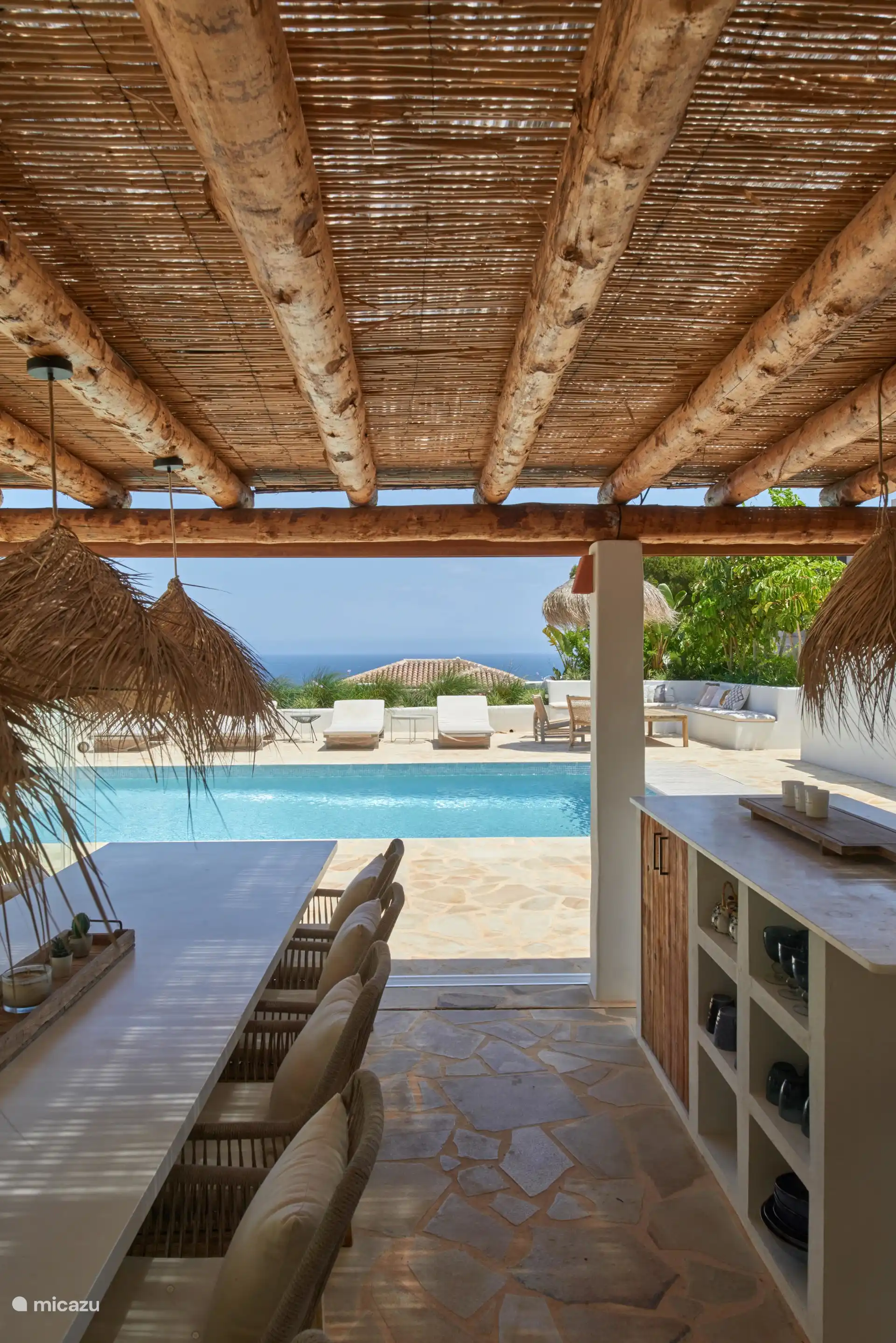 Außenküche mit Pool und Meerblick