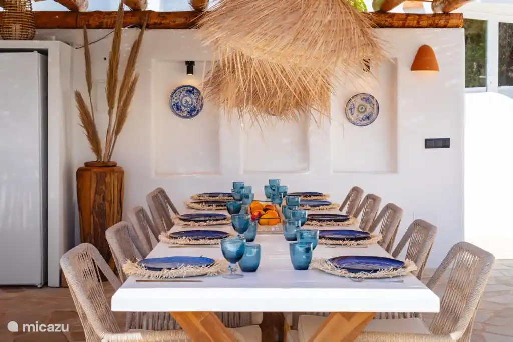 Esstisch außerhalb der Küche und Kühlschrank