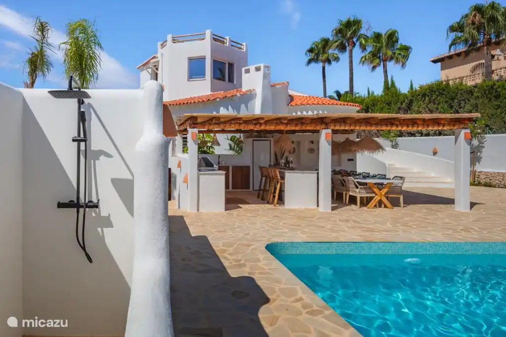 Außendusche, Außenküche und Blick auf das Haus