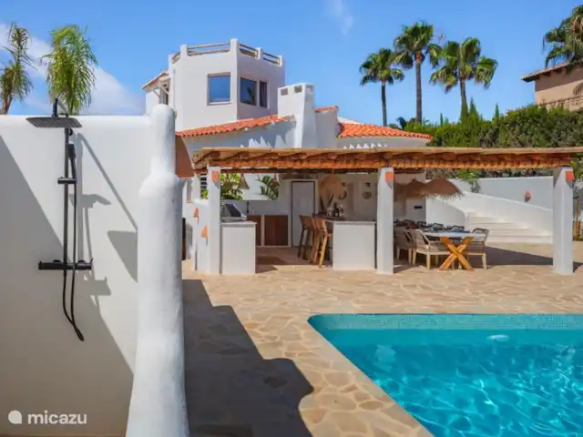 Villa Mozart en España, Costa Blanca, Jávea - villa Ducha exterior, cocina exterior y vista de la casa.