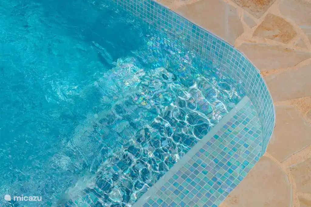 Schwimmbad mit Mosaikstufen