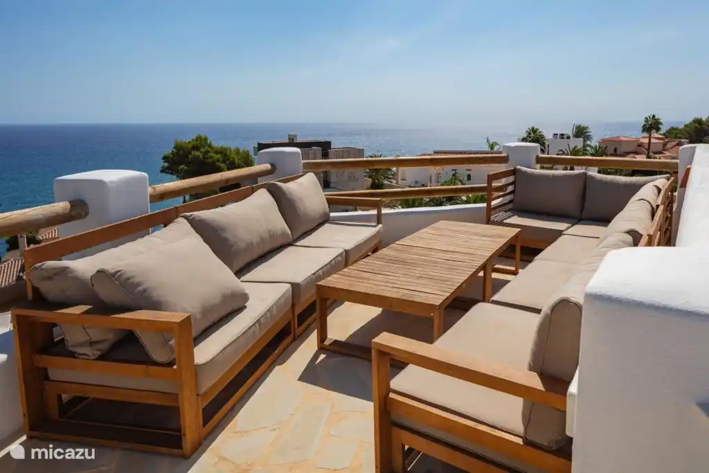 Terrasse auf dem Turm mit Lounge-Set und 180-Grad-Meerblick