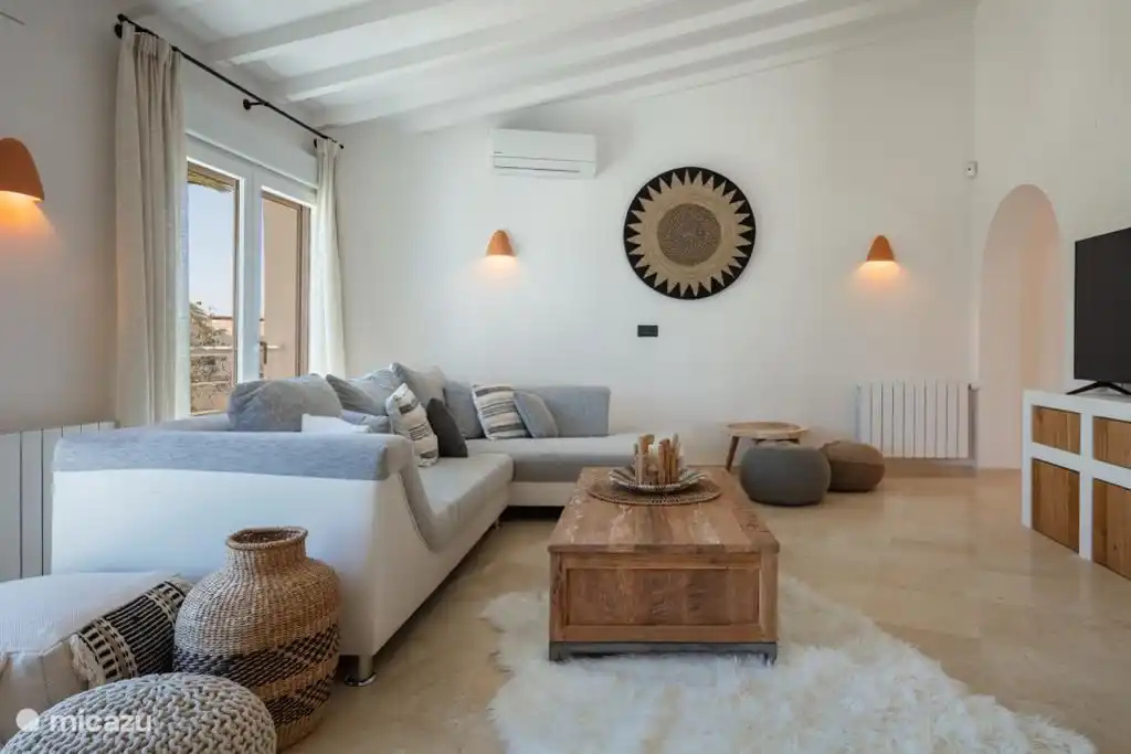 Großes Wohnzimmer mit Klimaanlage und Ventilator