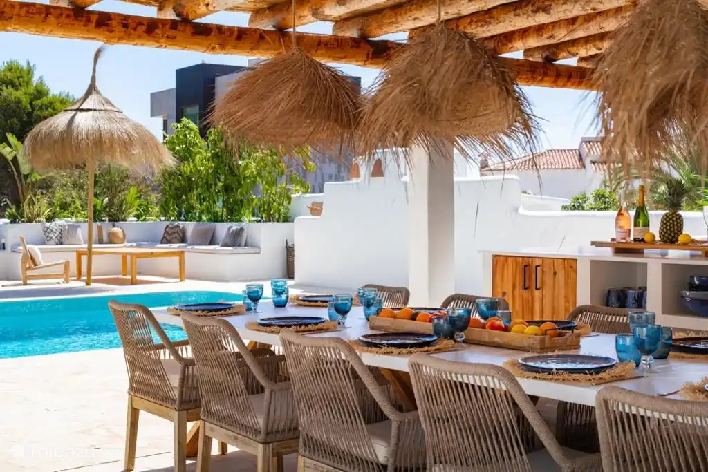 Außenküche und Blick auf den Pool