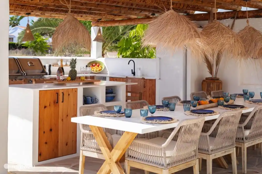 Esstisch für die Außenküche