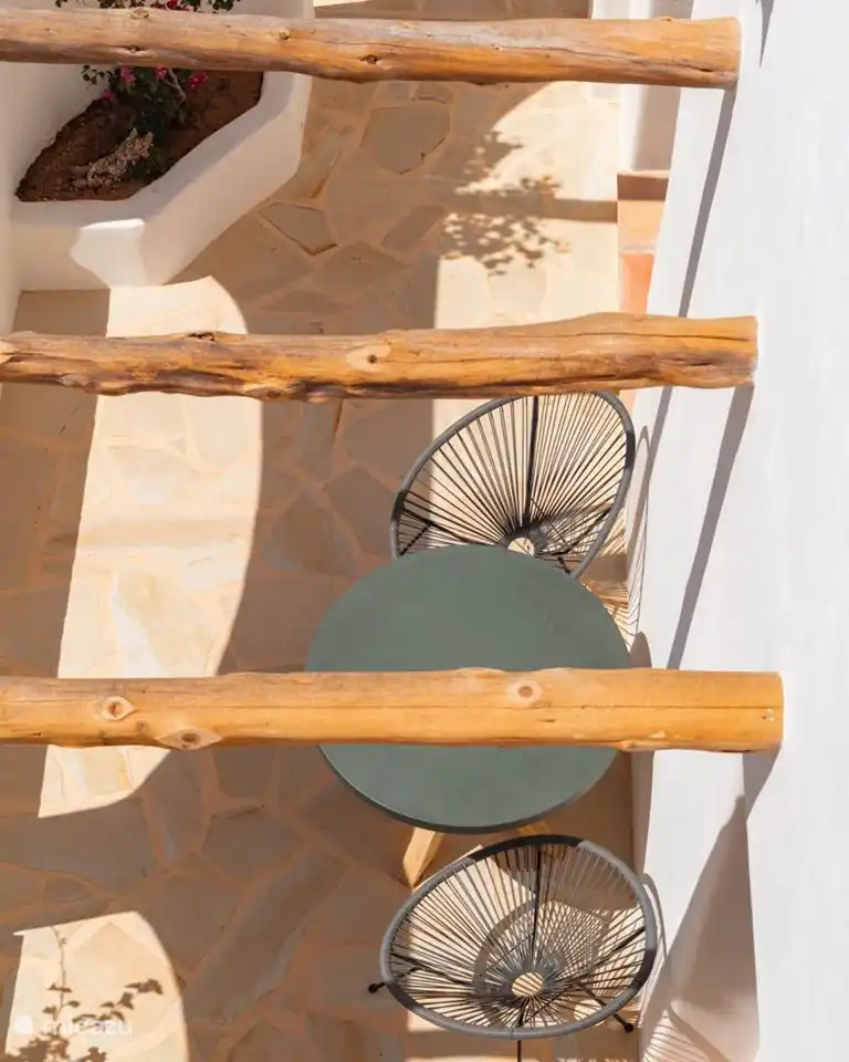 Terrasse an der Seite des Hauses