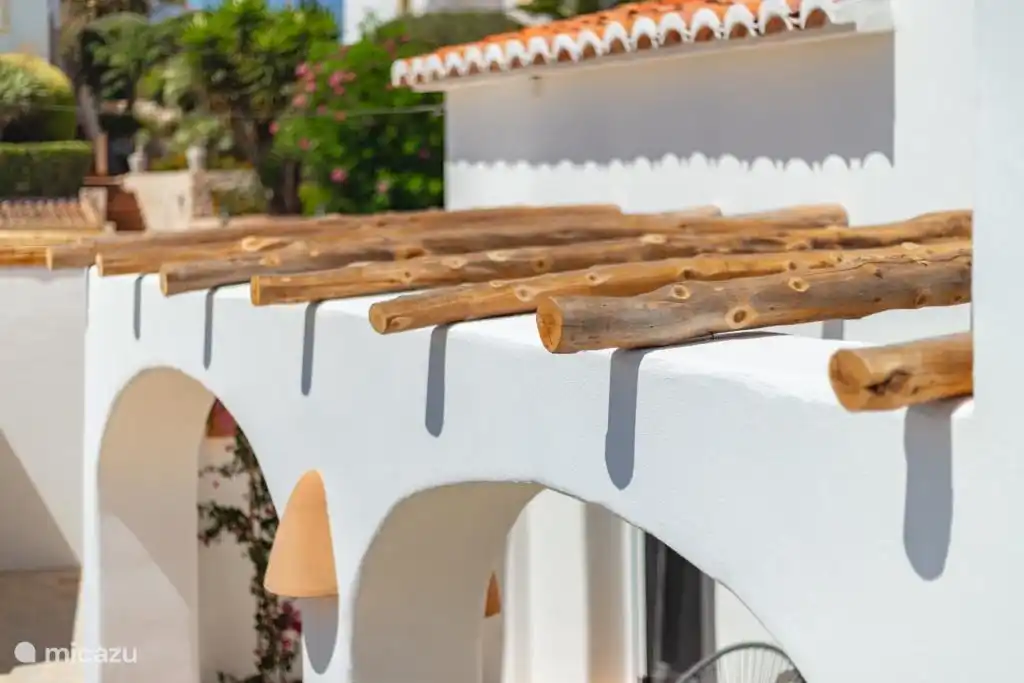 Terrasse an der Seite des Hauses