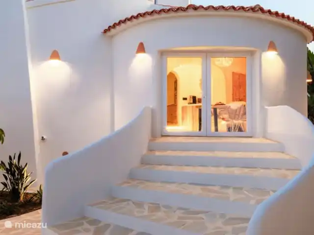 Villa Mozart en España, Costa Blanca, Jávea - villa Escaleras desde el comedor exterior a la piscina, terraza, tumbonas y cocina exterior.