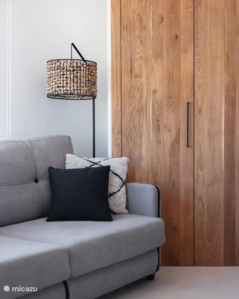 Sofa und Kleiderschrank im Schlafzimmer im Turm