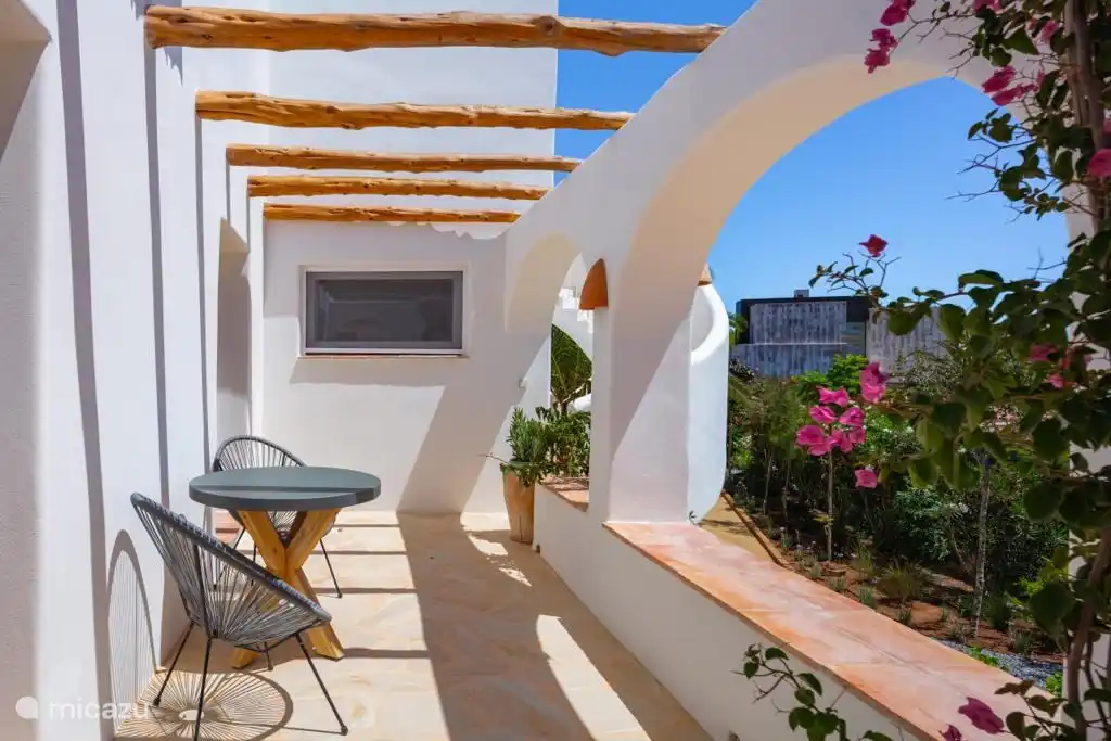 Terrasse an der Hausseite und Treppe zum Turm