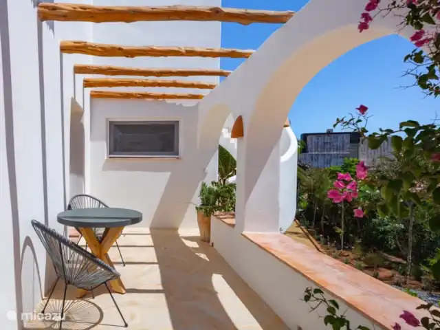 Villa Mozart en España, Costa Blanca, Jávea - villa Terraza al costado de la casa y escaleras a la torre.