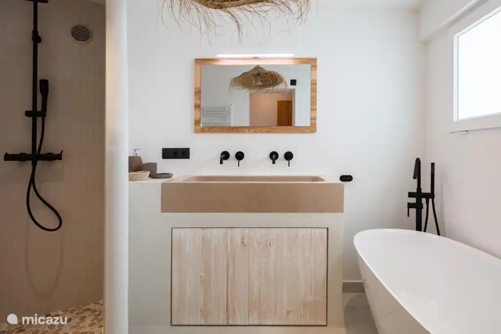 Hauptschlafzimmer-Badezimmer mit Badewanne