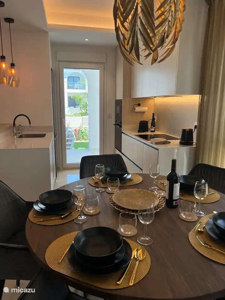 Esszimmer neben der offenen Küche mit 5 Esszimmerstühlen und attraktiver Dekoration. Fenster mit Insektenschutz.