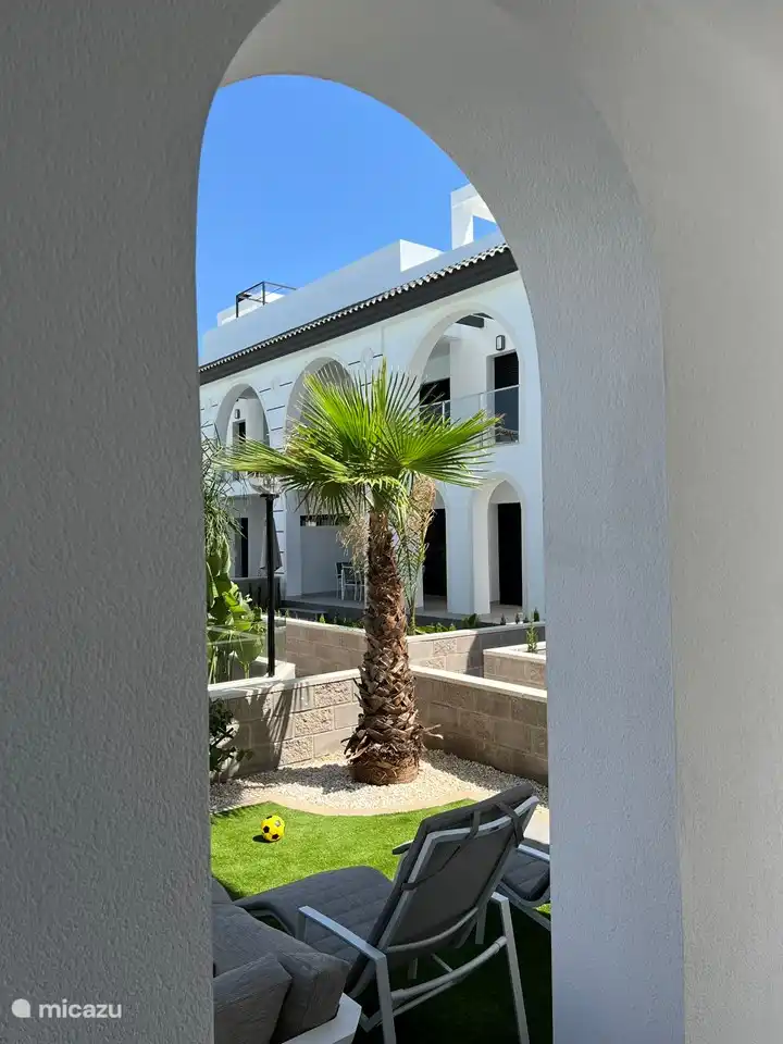 Garten mit wunderschönen Palmen und Blick auf den Pool.