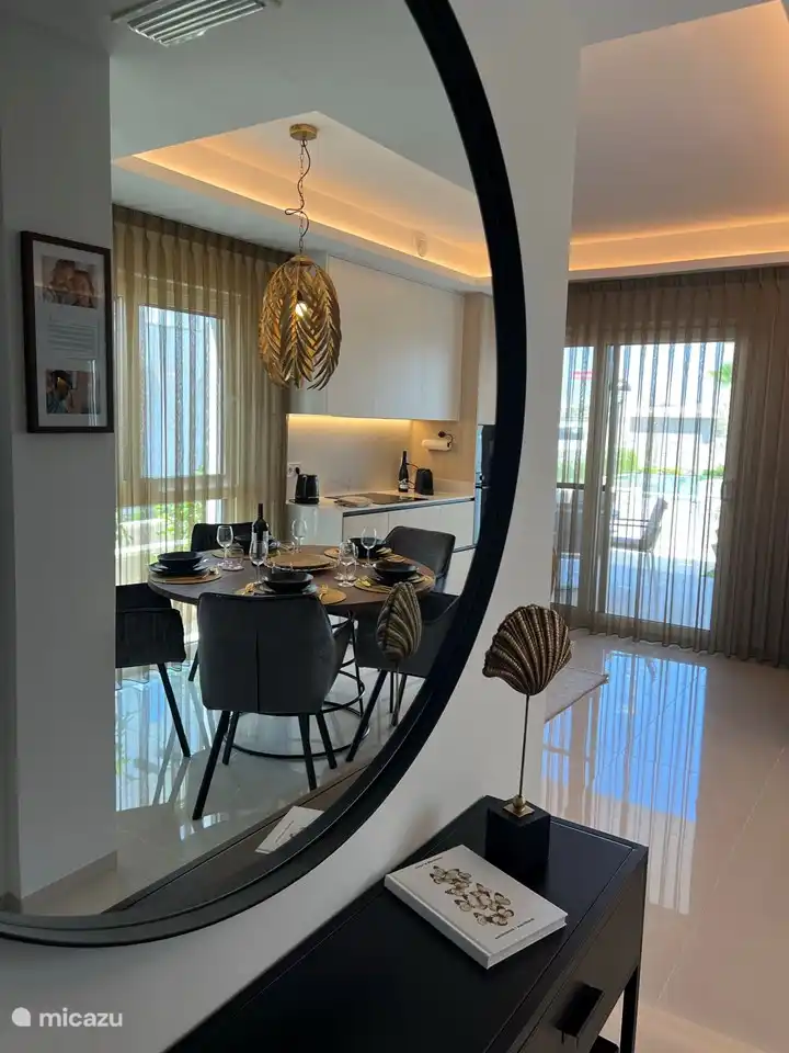 Saal mit attraktiver Dekoration.