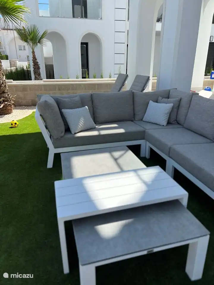 Entspannen Sie sich auf der Terrasse mit Blick auf den Pool.