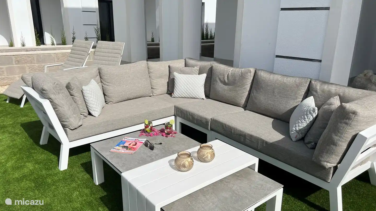 Entspannen Sie sich auf der Terrasse mit Blick auf den Pool.