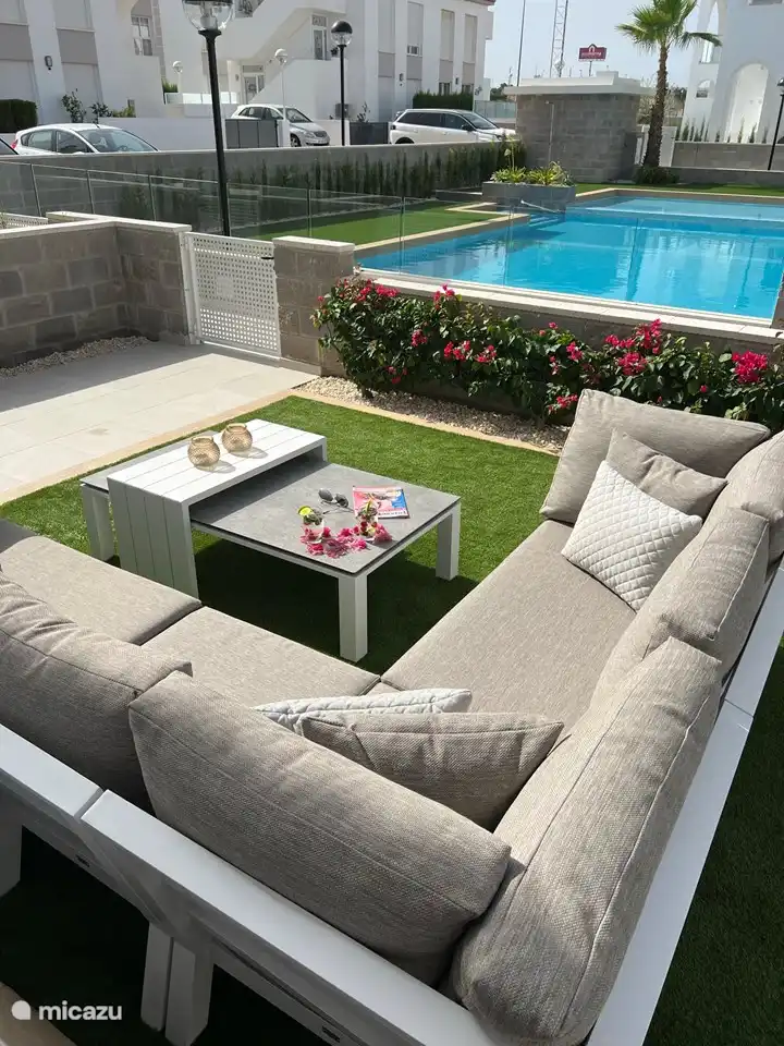 Entspannen Sie sich auf der Terrasse mit Blick auf den Pool.