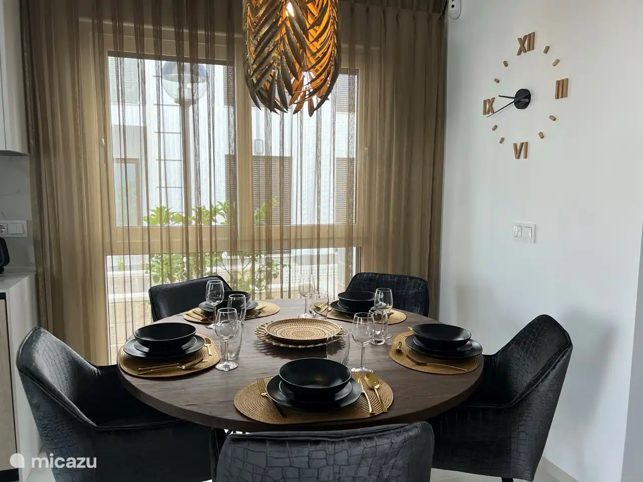 Esszimmer neben der offenen Küche mit 5 Esszimmerstühlen und attraktiver Dekoration. Fenster mit Insektenschutz.