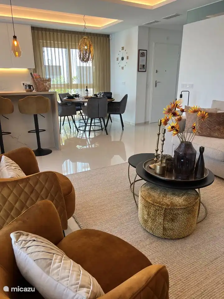 Attraktives Haus mit offener Küche und Bar.