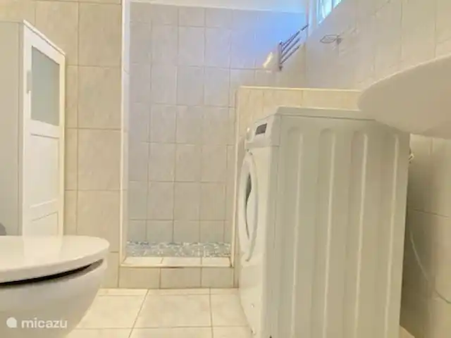 studio en Curazao, Banda Arriba (este), Seru Coral – Estudio Tiki Bar Seru Coral Resort Baño con ducha de agua caliente.