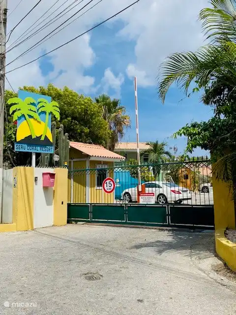 Puerta de entrada al Seru Coral Resort