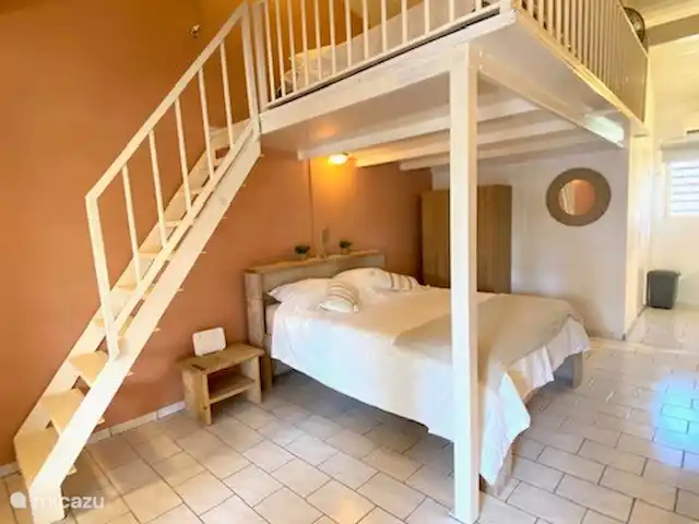 studio en Curazao, Banda Arriba (este), Seru Coral – Estudio Tiki Bar Seru Coral Resort Salón estudio Tiki Bar Curaçao con cama doble y altillo.