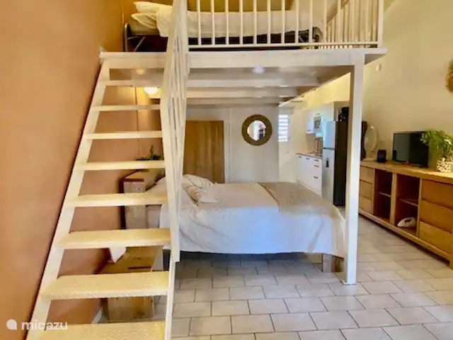 studio en Curazao, Banda Arriba (este), Seru Coral – Estudio Tiki Bar Seru Coral Resort escaleras al desván