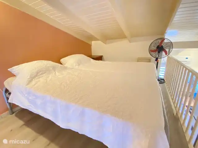 studio en Curazao, Banda Arriba (este), Seru Coral – Estudio Tiki Bar Seru Coral Resort Dos camas individuales encima del loft.