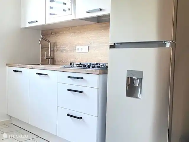 studio en Curazao, Banda Arriba (este), Seru Coral – Estudio Tiki Bar Seru Coral Resort Cocina renovada totalmente equipada abril de 2024.