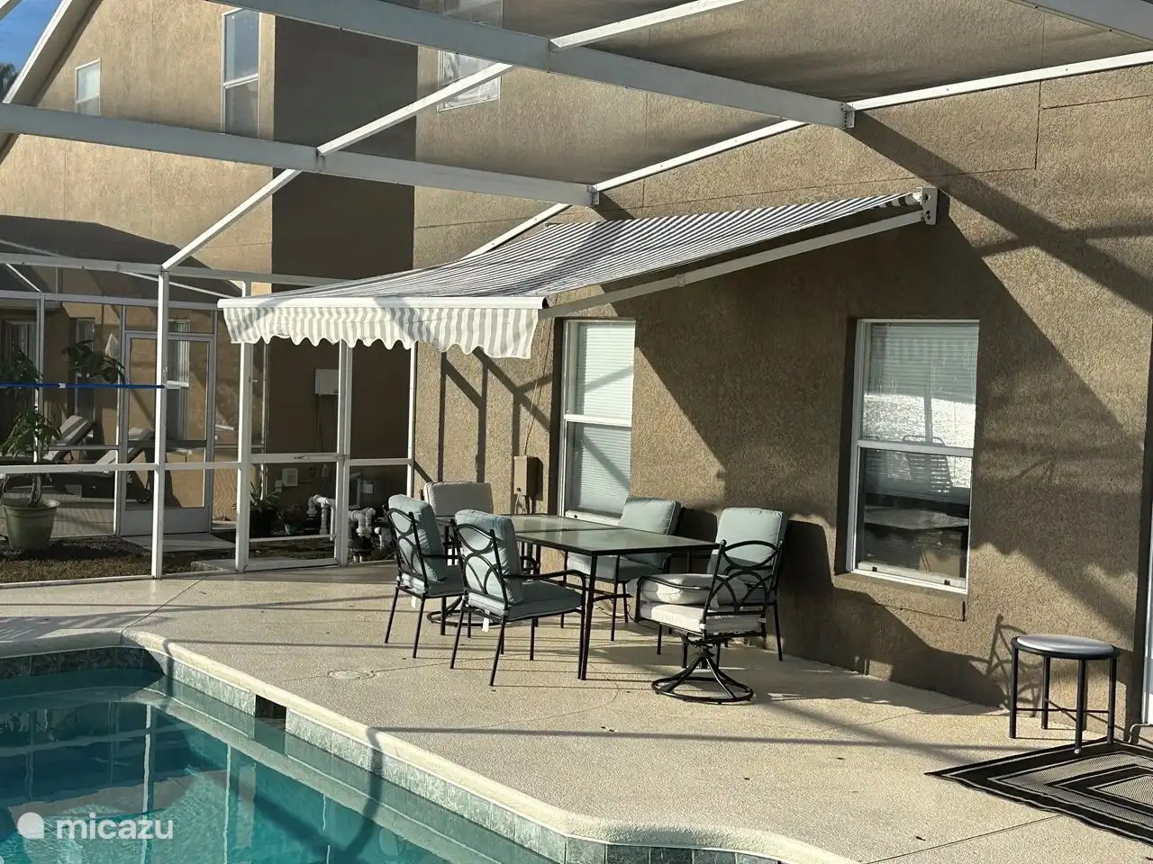 repas au bord de la piscine