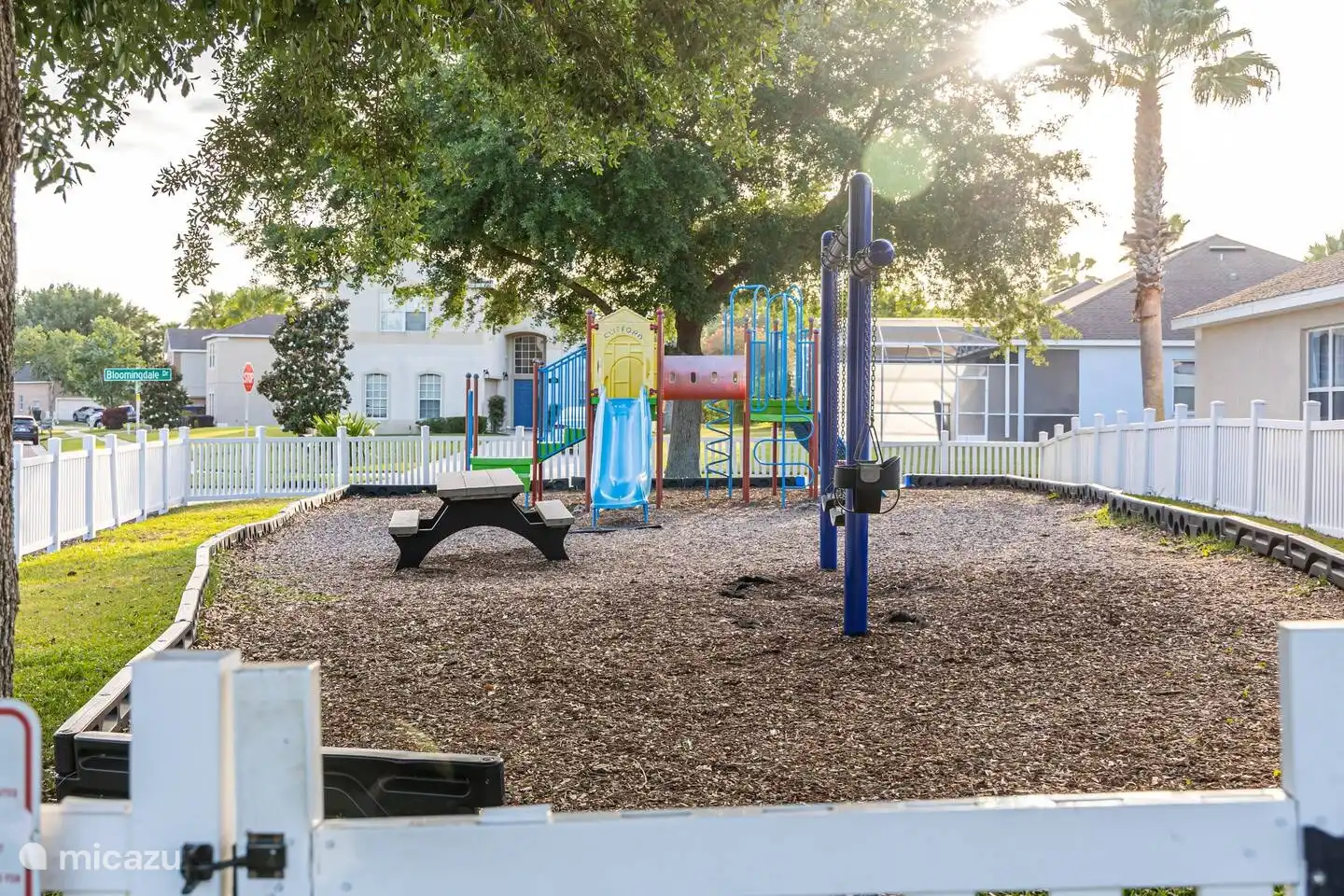 Aire de jeux de l'autre côté de la maison, bien qu'il s'agisse d'une communauté sûre, les parents sont priés de surveiller vos enfants