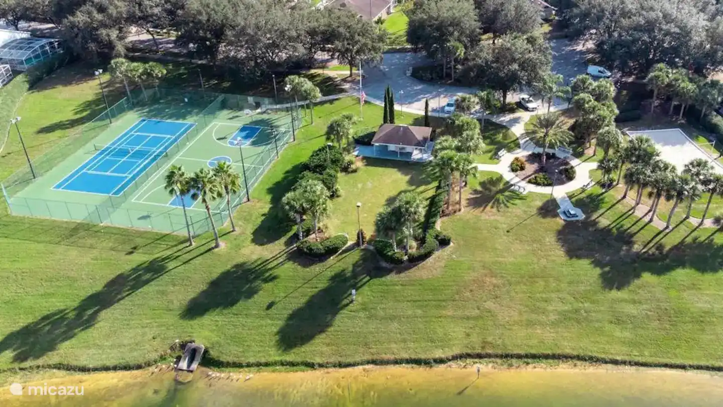 cours de tennis dans la communauté, à distance de marche