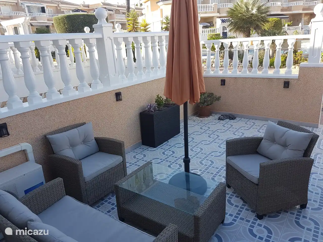 Hauptterrasse mit Blick auf den Pool