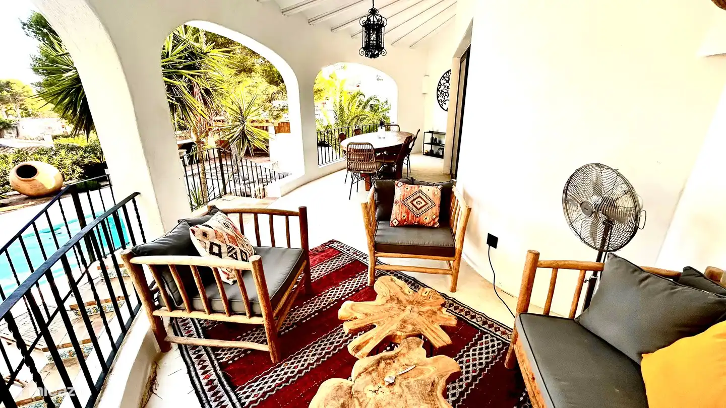 On the outside balcony (the naya) you can enjoy the view and have breakfast and drinks.