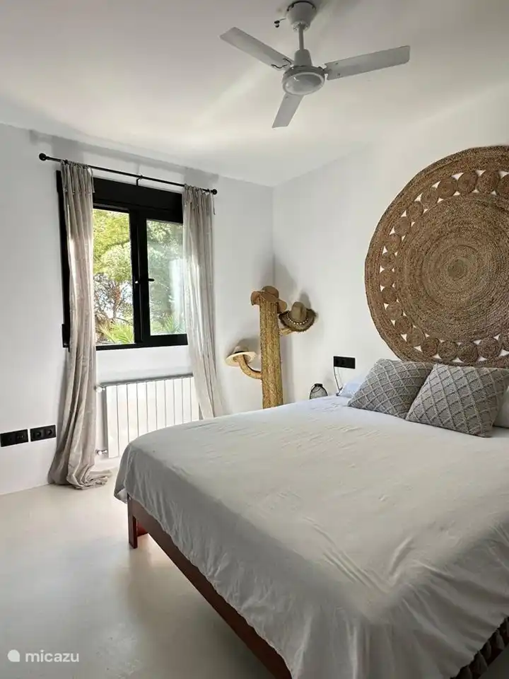 Downstairs bedroom, double bed of 1.60 x 2 meters