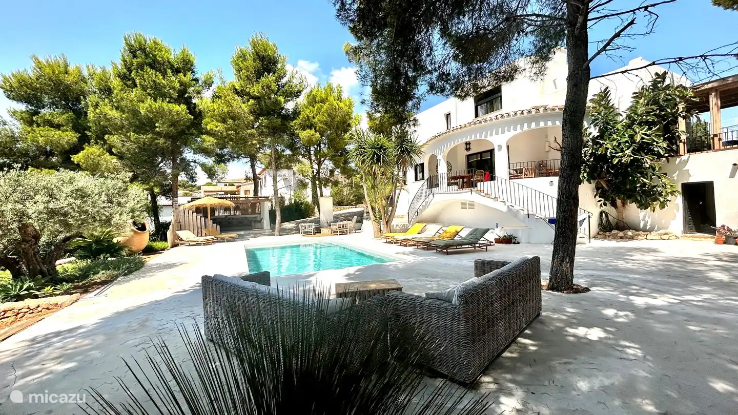A garden with sunbeds and several seating areas. You can always choose between shelter under the trees or in the sun.