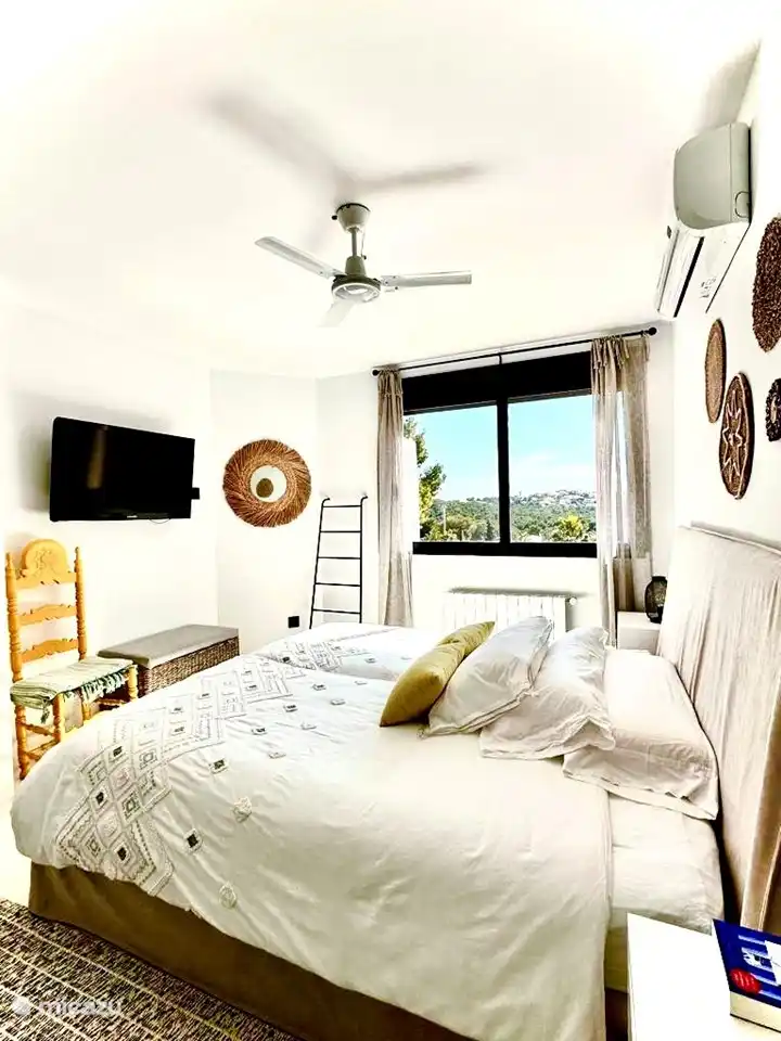 Master bedroom upstairs with box spring beds (two single mattresses) with television and balcony with a view of the sea and valley. All bedrooms have air conditioning, a fan and shutters