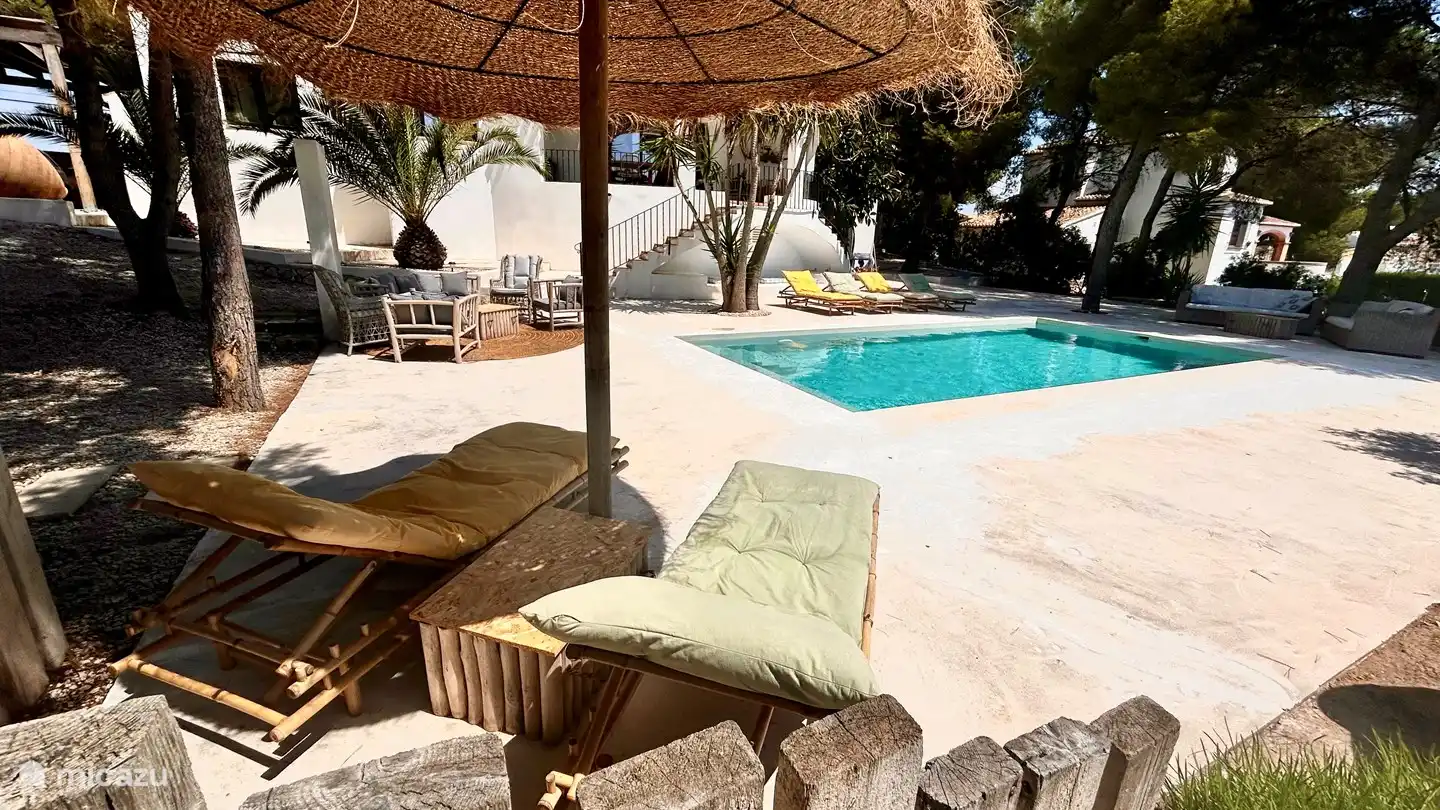 The nice swimming pool of 10 by 5 provides wonderful cooling! Is maintained twice a week in the summer, just like the garden with beautiful plants and flowers!